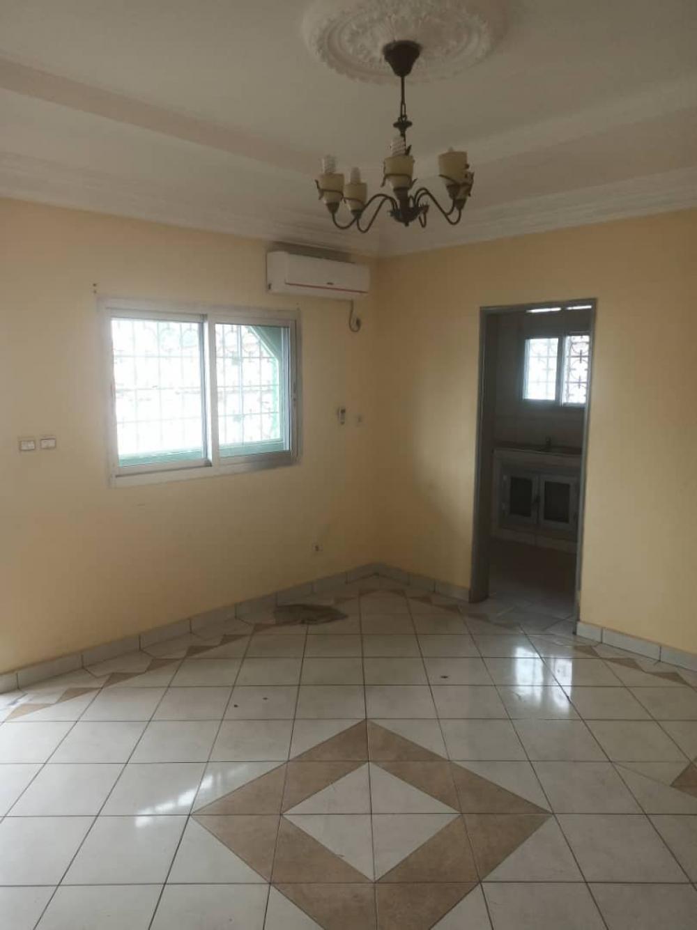 Appartement 2 chambres à louer à Libreville, Lalala à droite. Prix: 250 000 FcfaPhoto Annonce Gabonhome 