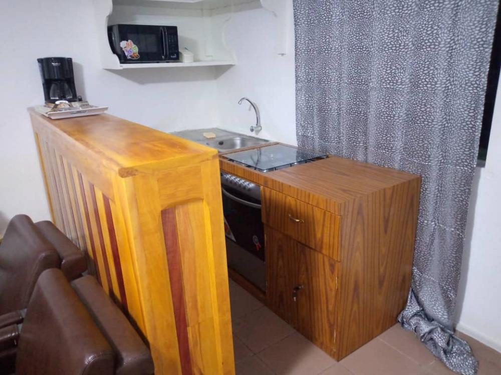 Studio  meublé(e) à louer à Libreville, Louis. Prix: 50 000 Fcfa/jourPhoto Annonce Gabonhome 