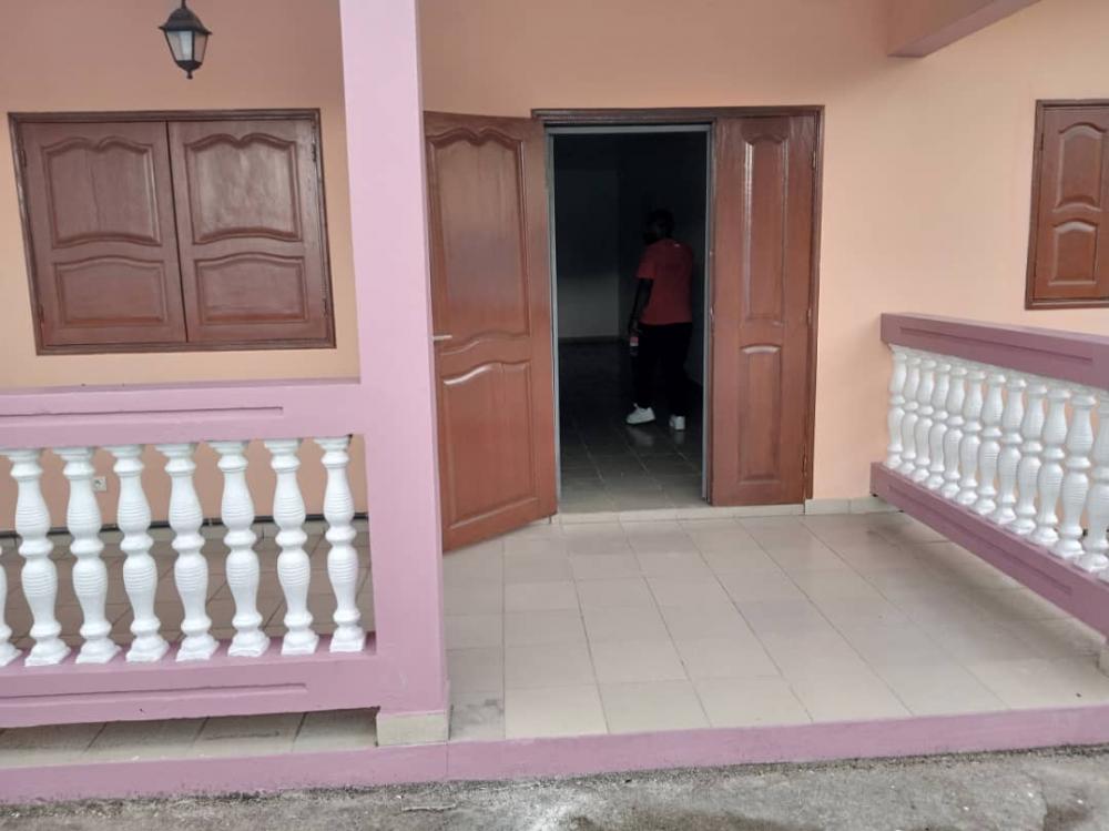 Villa 3 chambres à louer à Libreville, Bas de gué-gué. Prix: 600 000 FcfaPhoto Annonce Gabonhome 0