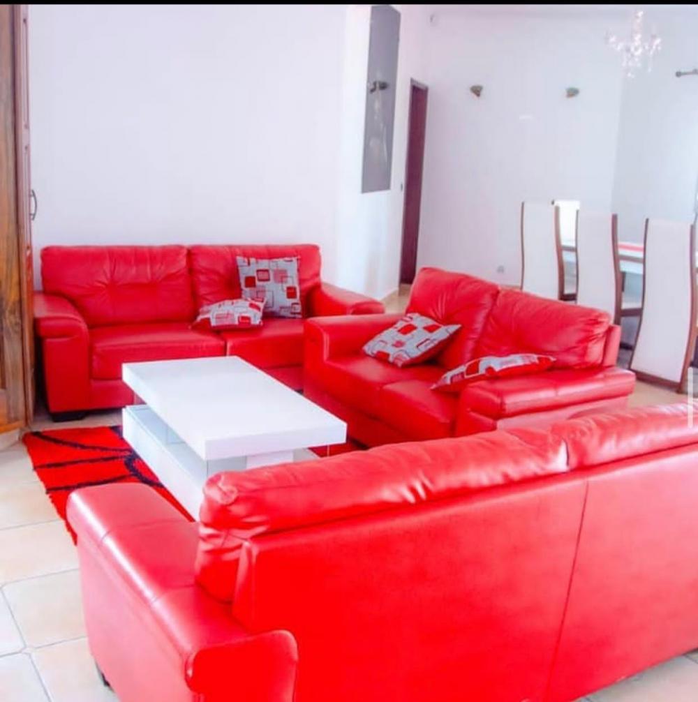 Villa 5 chambres meublé(e) à louer à Libreville, Angondjé. Prix: 300 000 Fcfa/jourPhoto Annonce Gabonhome 0