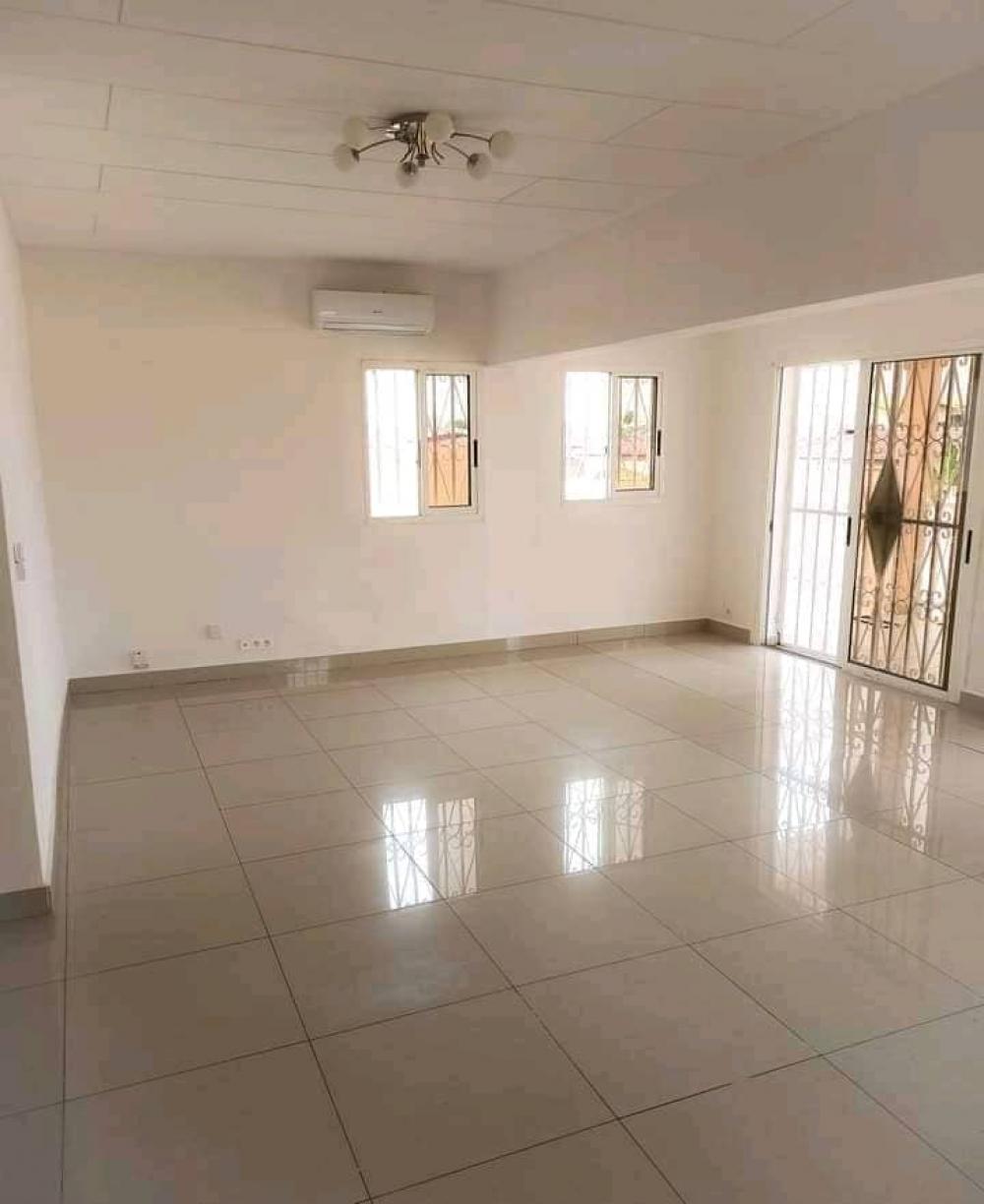 Villa 3 chambres à louer à Libreville, Okala. Prix: 400 000 FcfaPhoto Annonce Gabonhome 0