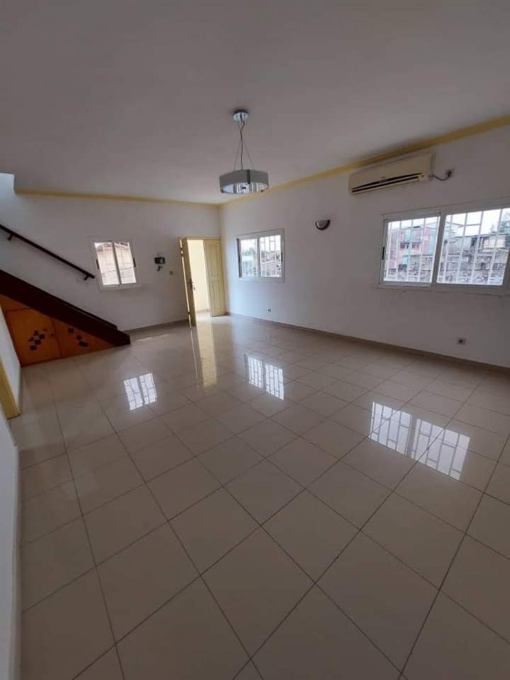 Appartement 3 chambres à louer à Libreville, Nzeng-Ayong. Prix: 300 000 FcfaPhoto Annonce Gabonhome 0