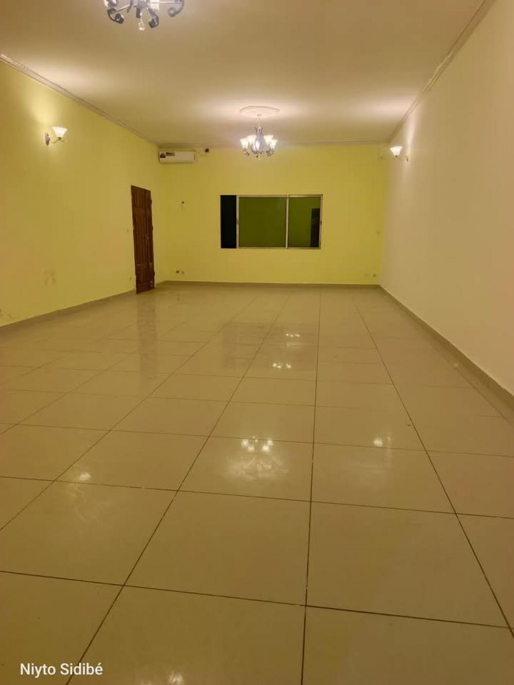 Appartement 3 chambres à louer à Akanda, Angondjé. Prix: 380 000 FcfaPhoto Annonce Gabonhome 0
