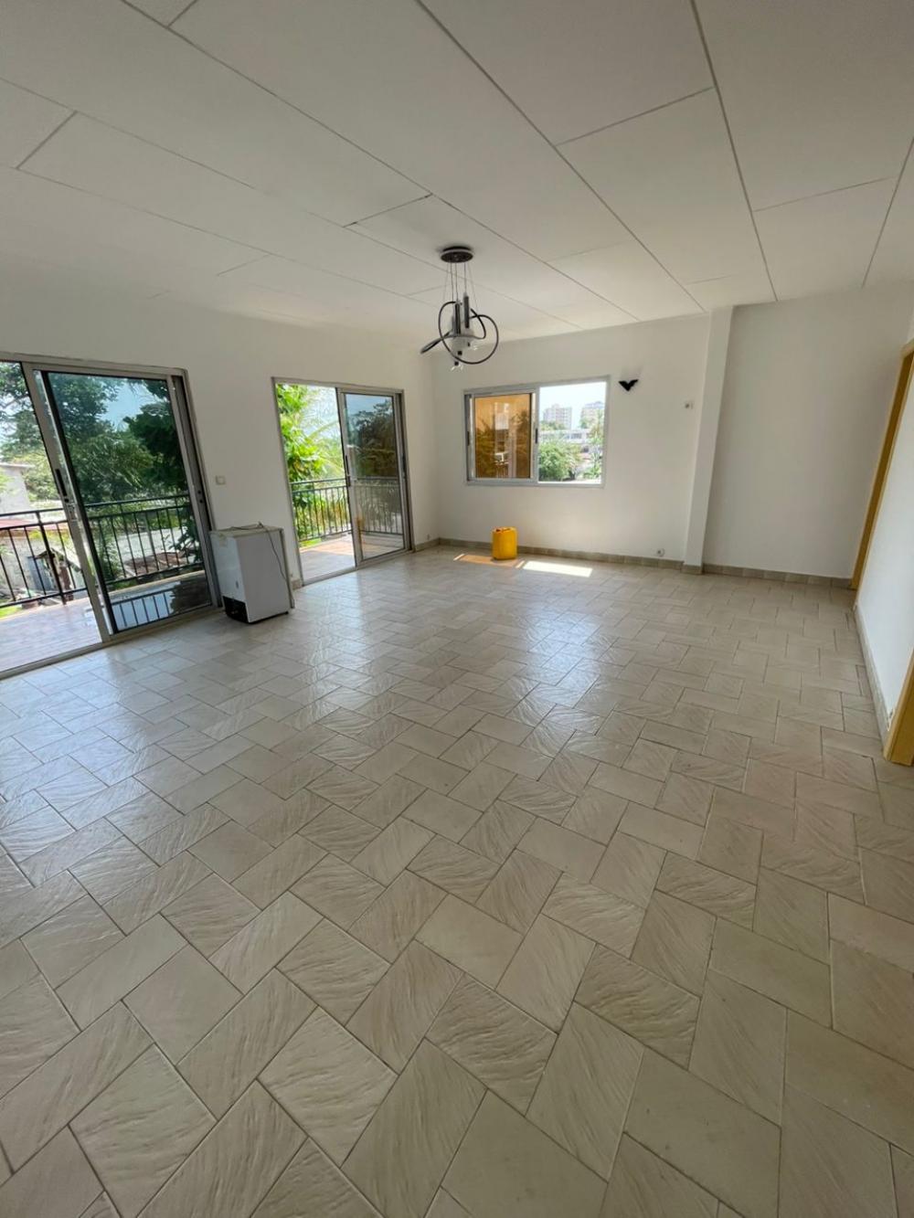 Appartement 3 chambres à louer à Libreville, Louis. Prix: 500 000 FcfaPhoto Annonce Gabonhome 0