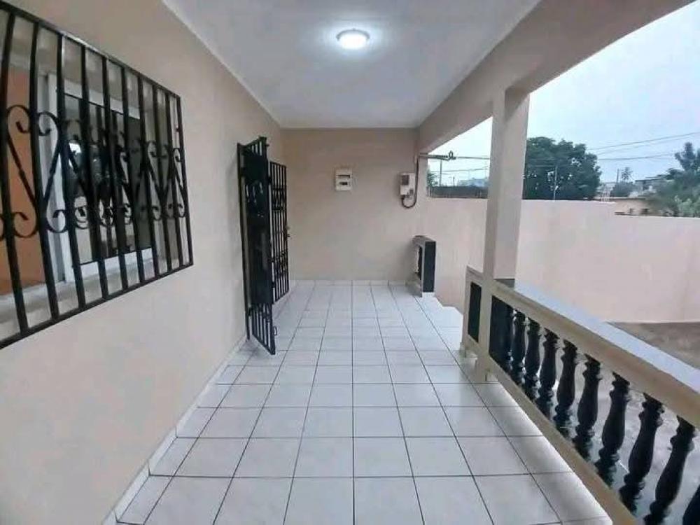 Villa 3 chambres à louer à Libreville, Nzeng-Ayong. Prix: 600 000 FcfaPhoto Annonce Gabonhome 0