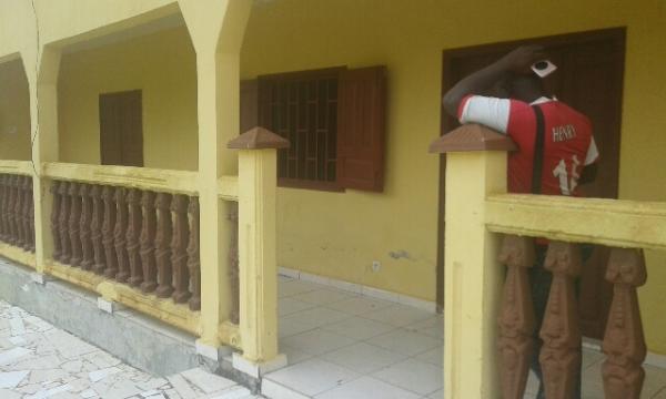 maison 2chs 2dwc int terrasse accès voiture clôture libre de suite à angondje château 200mille 