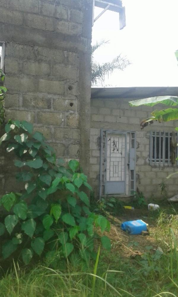 maison inachevée en dur de3chs avec 1studio achevé complet avec espace vert et accès voiture situé après chez le ministre à angondje amissa 